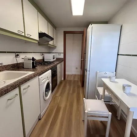 Apartment Lovely 3-bedroom 15 Minutes From *